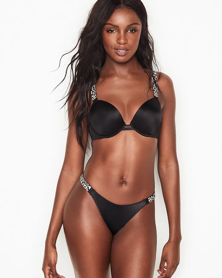 Femme africaine en lingerie noire, regardant l'appareil, cheveux longs